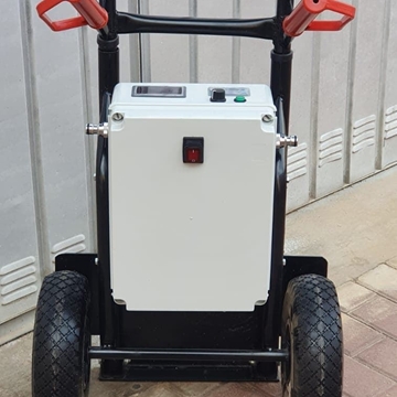 Sistema de impulsión de hasta 30 metros de altura. Limpieza con agua pura. Equipo versátil y autónomo. - Imagen 2